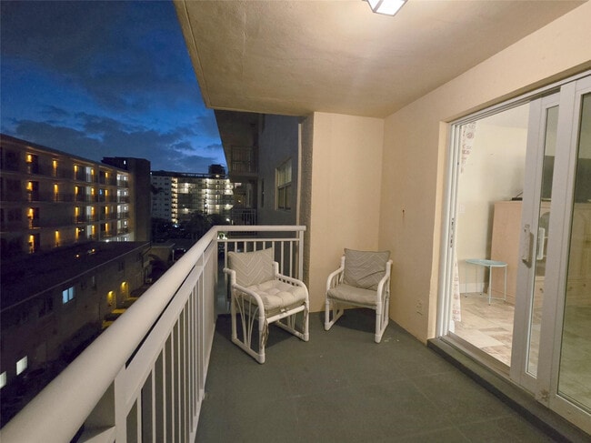 Building Photo - 1161 Hillsboro Mile