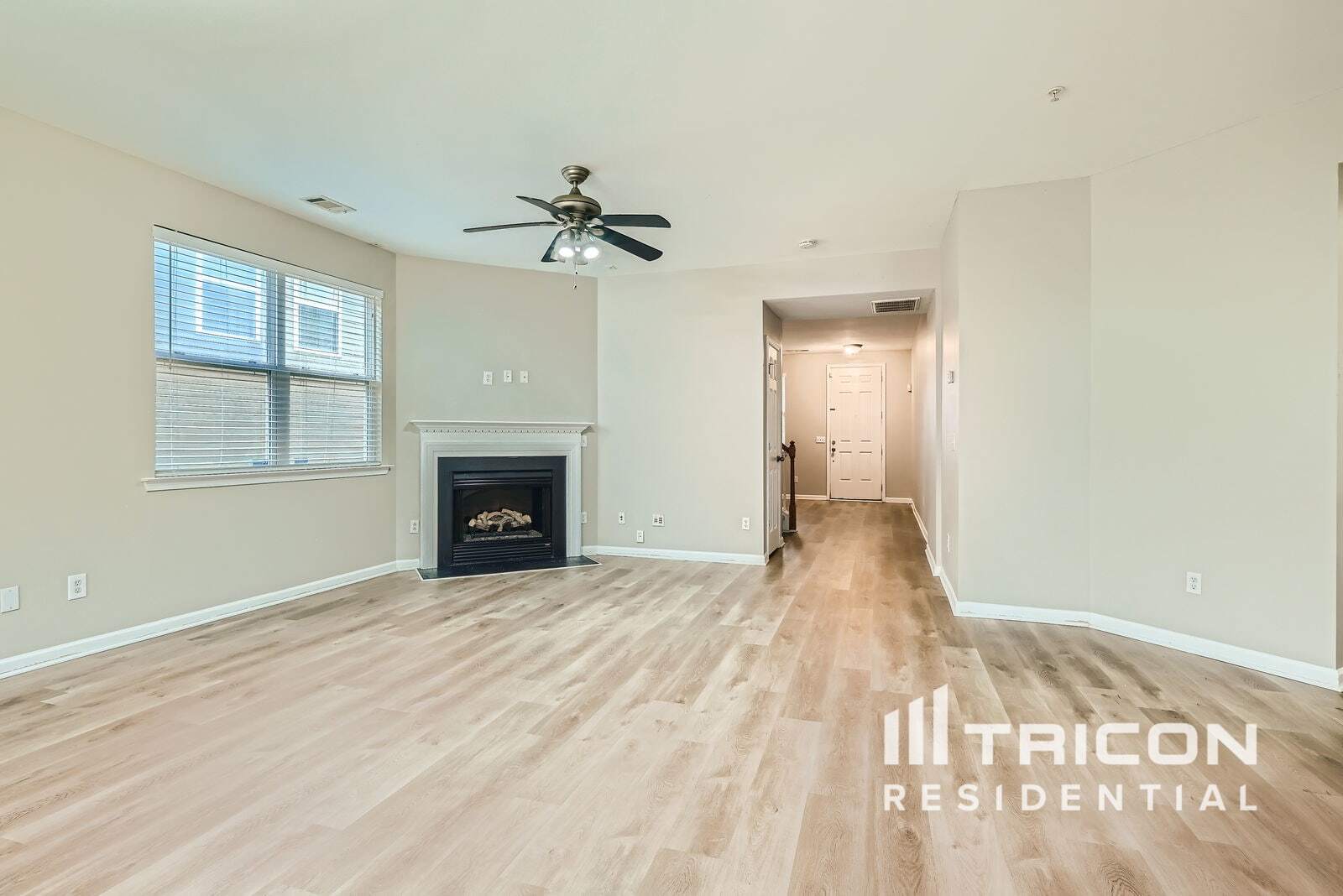 Building Photo - 383 Roseglen Dr NW