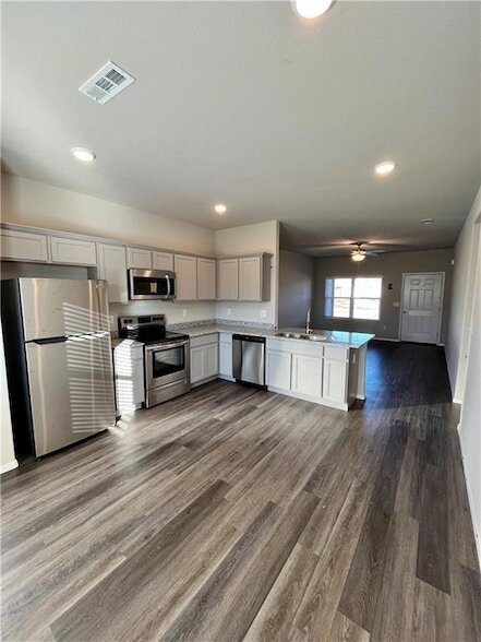 Building Photo - 909 E Egret Rd