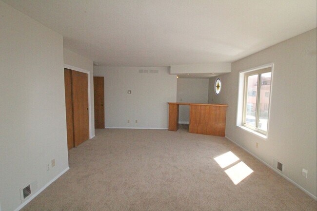 Building Photo - 3 Bedroom + 3 Bathroom Unit | Oxnard Shores | Unfurnished