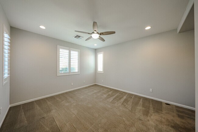 Building Photo - Beautiful 5bedrooms-2Baths Modern Style Home!