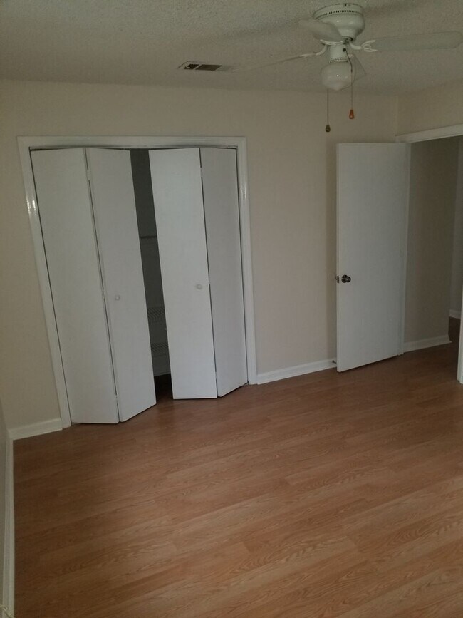 Building Photo - B3986