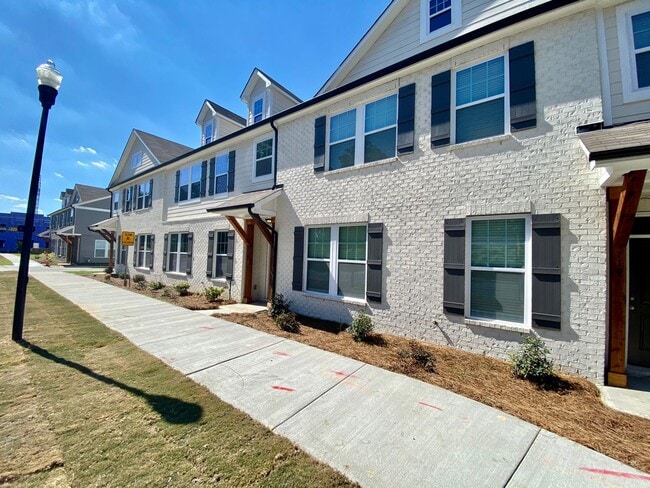Building Photo - Beautiful Townhome located in Pineville, NC