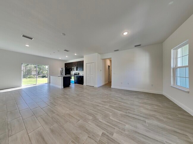 Building Photo - 209 Marion Oaks Manor