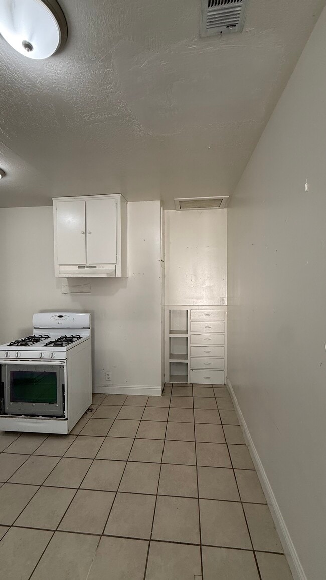 Building Photo - 202 Roselawn Ave