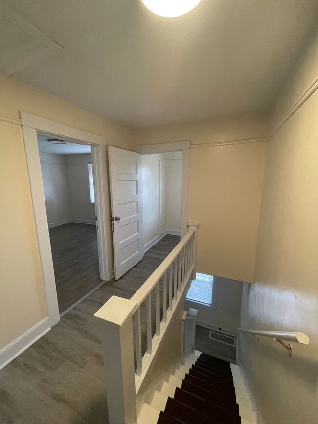 Building Photo - 825 N 6th St