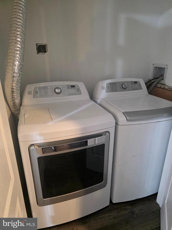 Building Photo - 320 Main St