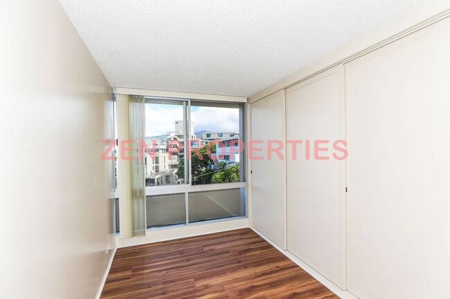 Building Photo - 2 bedroom, 1 bath unit with 1 parking stal...