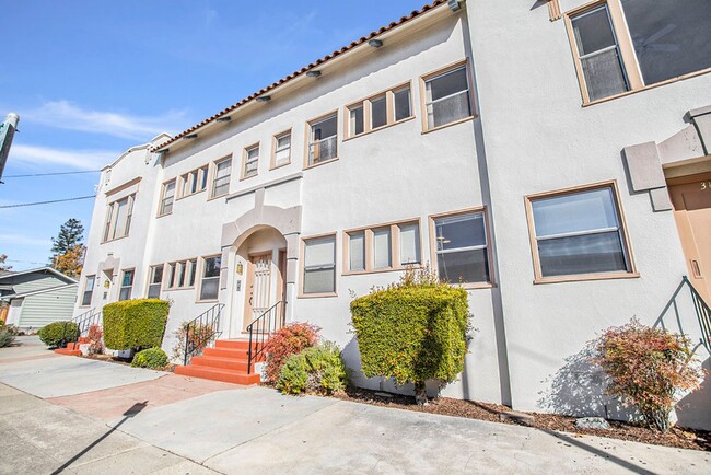 Building Photo - 3117-3117 Santa Clara Ave