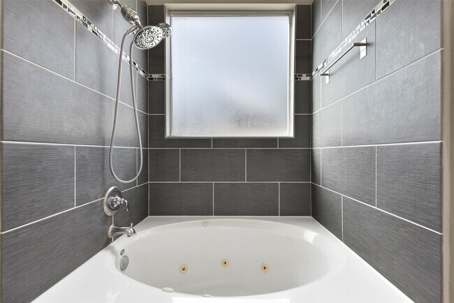 Building Photo - 241 N Lenox St