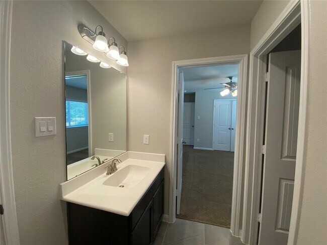 Building Photo - 13443 Greenbrier Dr