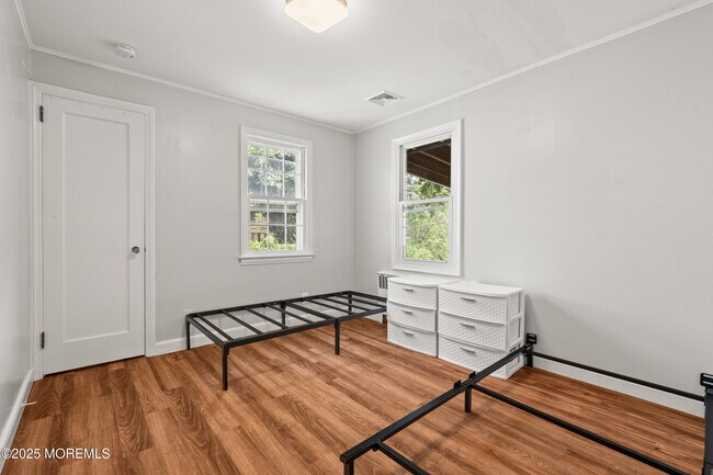 Building Photo - 324 Cedar Ave