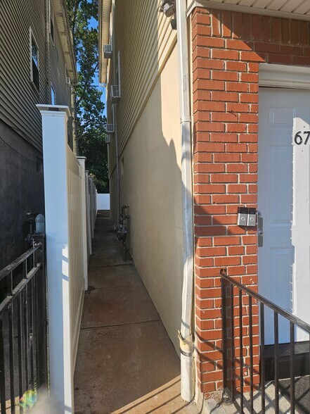 House side. Vinyl Fence - 67 Rose Ter