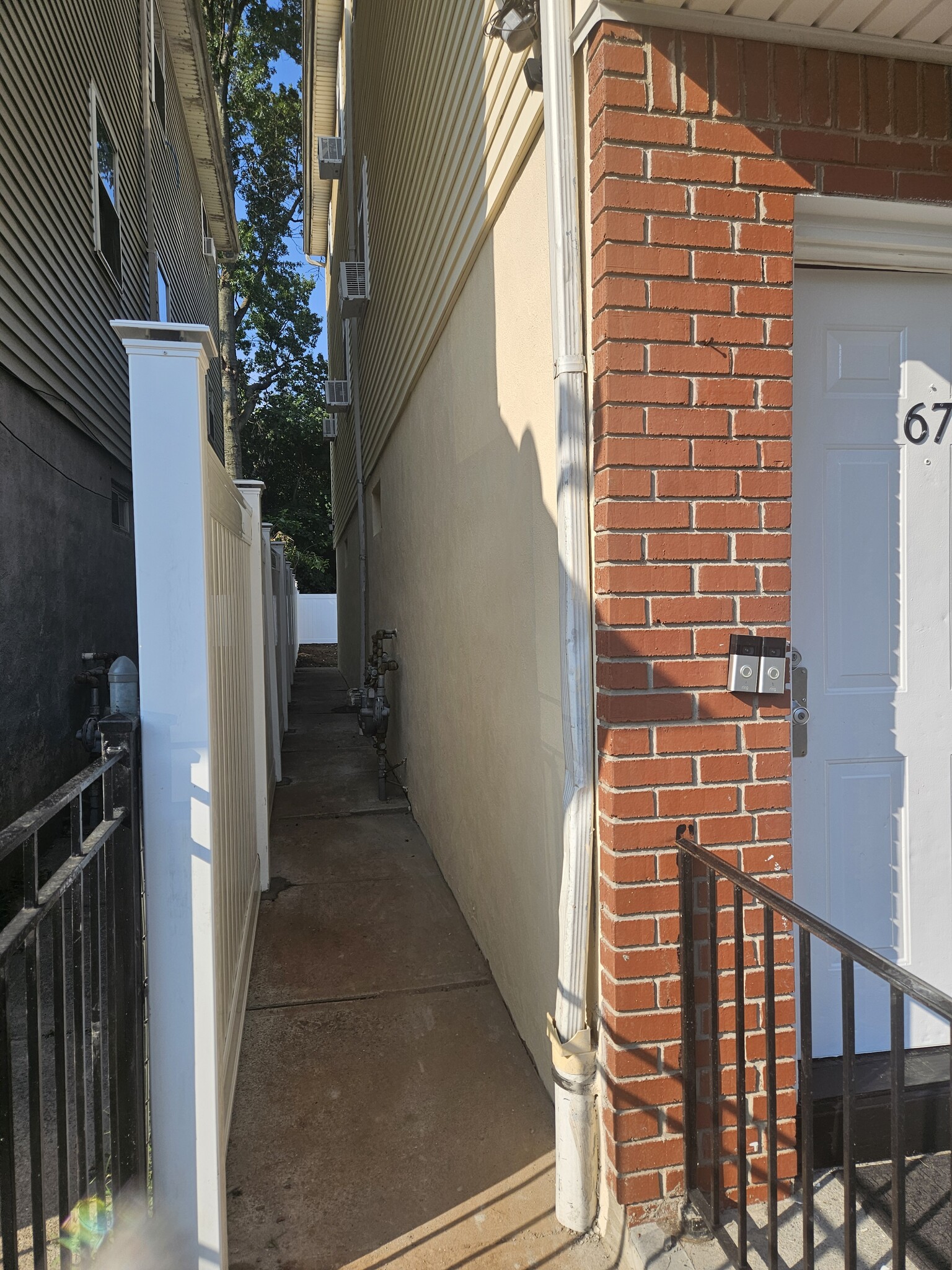 House side. Vinyl Fence - 67 Rose Ter