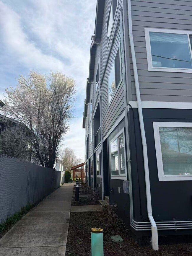 Building Photo - Spacious 3 BR / 3.5 BA Home in Prime Corvallis Location — $2,150