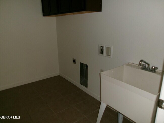 Building Photo - 4704 Pistolero Ln