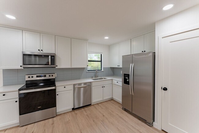 Building Photo - Incredible Windsor Park location right in the heart of Austin!