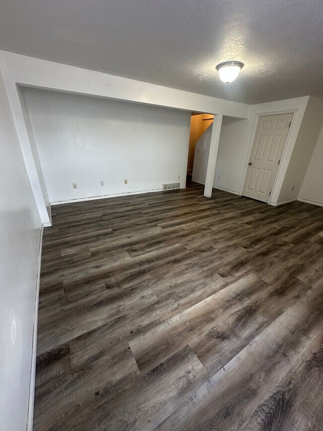 Building Photo - BEAUTIFUL TOWNHOME!!!