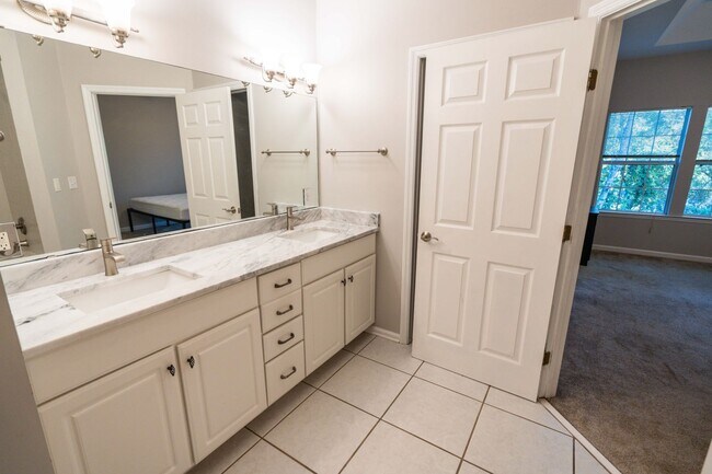 Building Photo - Beautiful 3 Bedroom 2 1/2 Bath Condo