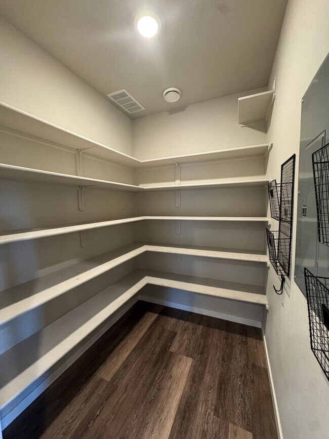 Building Photo - Stunning home in desirable Eagle River neighborhood