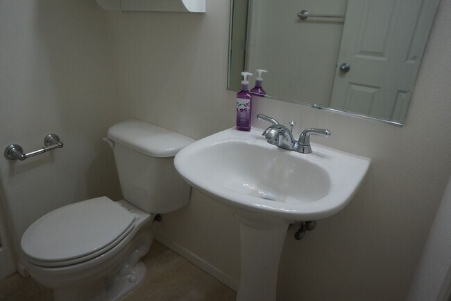Building Photo - 2738 NW Kennedy Ct