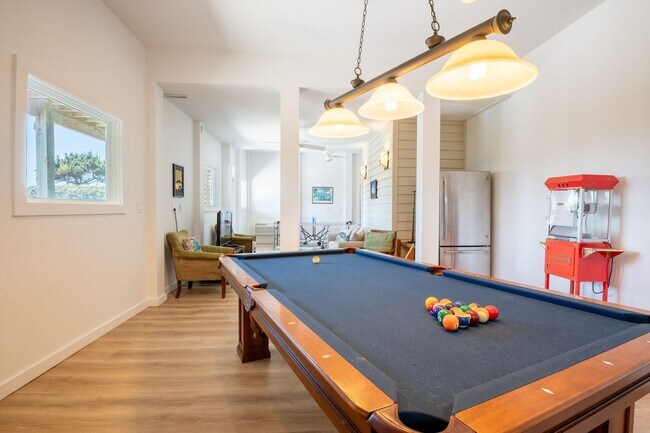 Building Photo - RENT MONTHLY THIS AMAZING HOME THIS OFF-SEASON