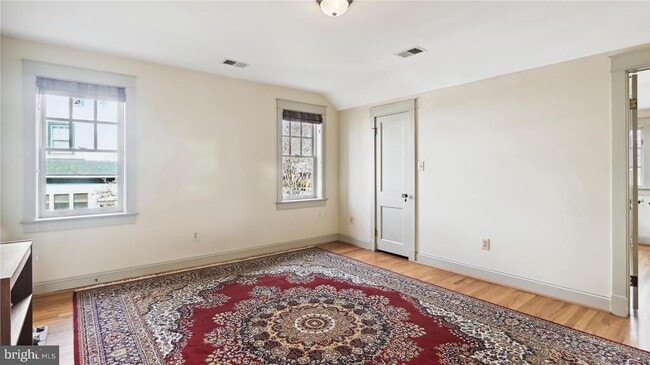 Building Photo - 136 N Irving St