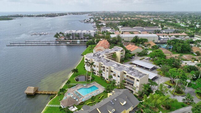 Building Photo - 8200 Lakeshore Dr