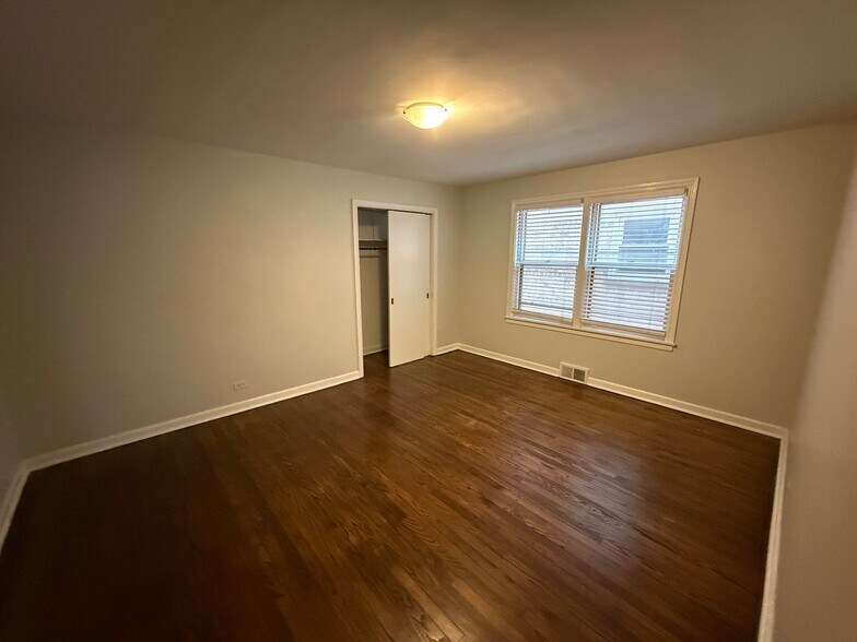 Building Photo - 2854 W Farragut Ave