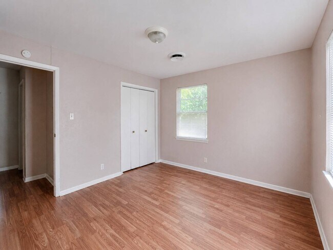 Building Photo - 1204 Connell Dr