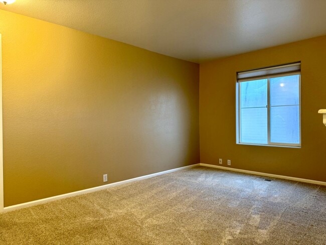 Building Photo - Beautifully Adorable Townhome!