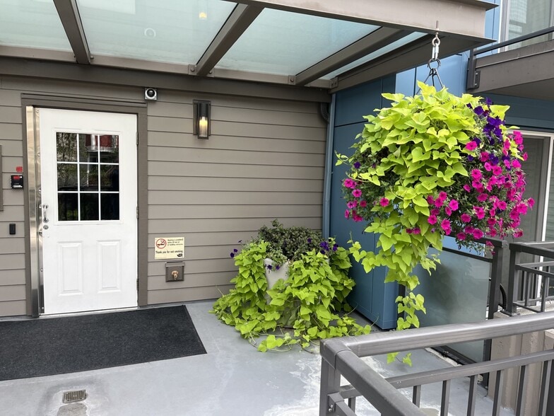 Building Photo - 1614 Summit Ave