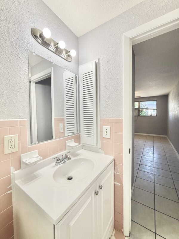 Building Photo - 3403 Palm Dr