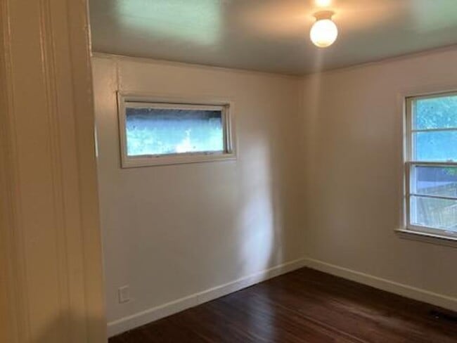 Building Photo - 2 Bedroom House