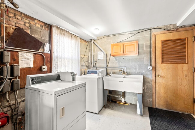 Building Photo - 6556 N Northwest Hwy