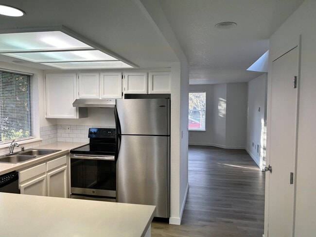 Building Photo - Large 2 Bed Duplex with Walk In Closets/Pr...