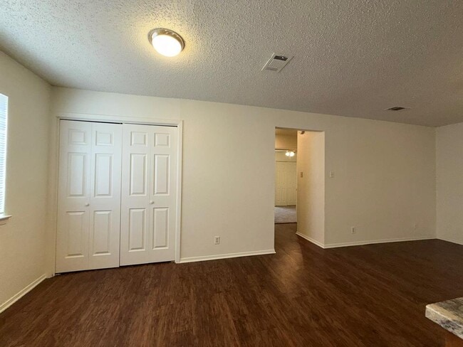 Building Photo - 5501 Rose Hill Cir