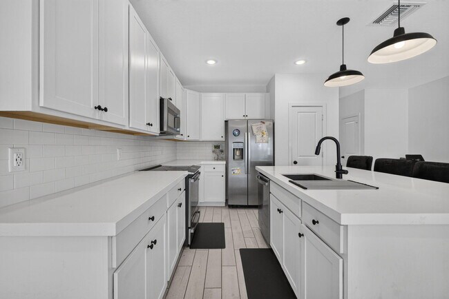 Building Photo - 608 Waters Edge Ln