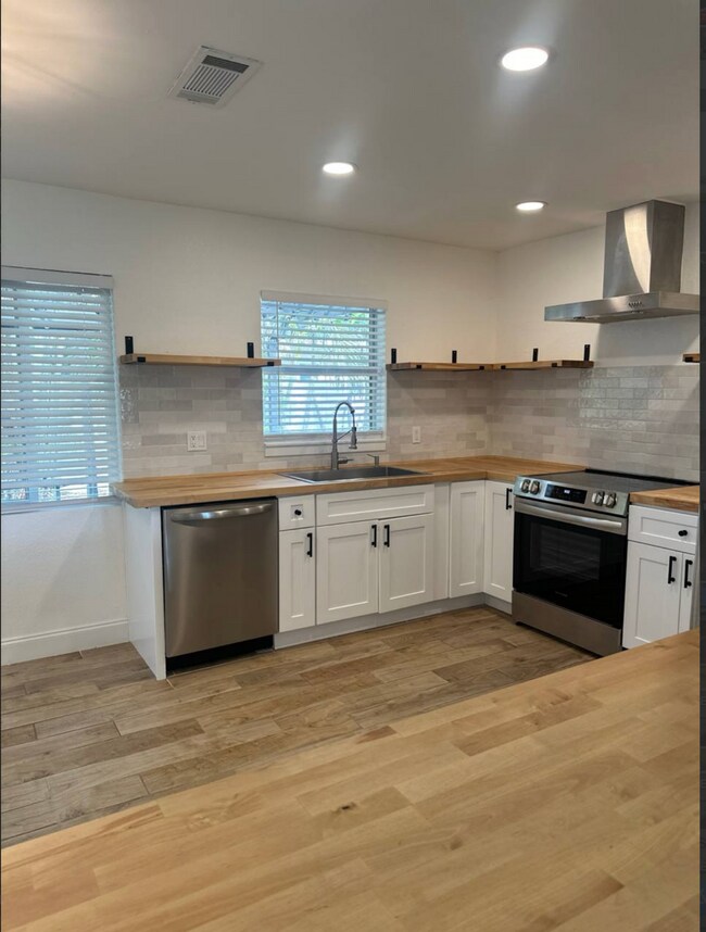 Building Photo - 4390 Maple St NE