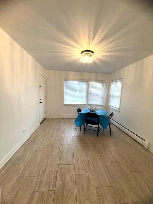 Building Photo - 2308 Oakton St