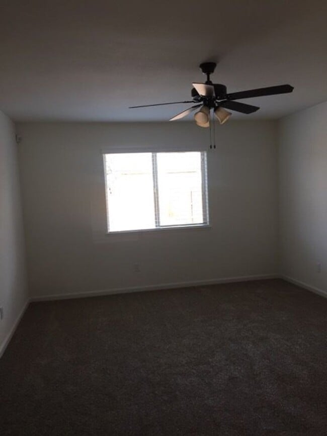 Building Photo - 3 bed 2 bath home
