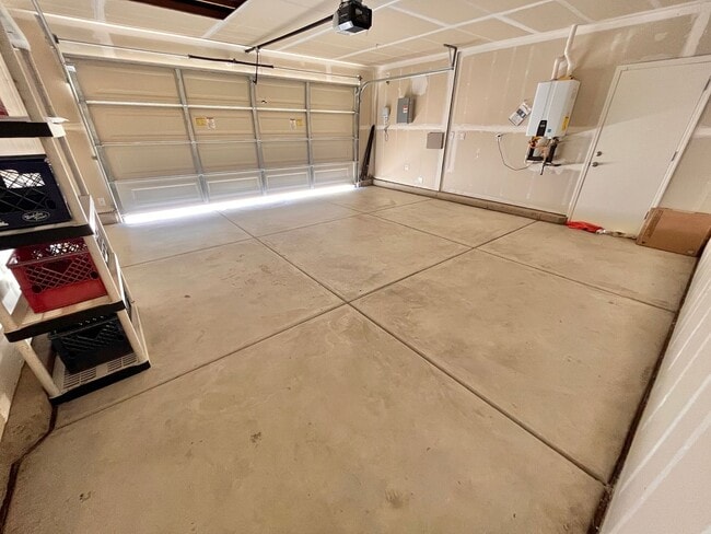 Building Photo - Spacious 4 Bedroom Home  – Solar & Pest Co...