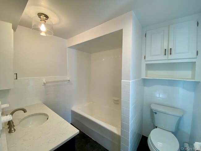 Building Photo - 42 Amity Rd