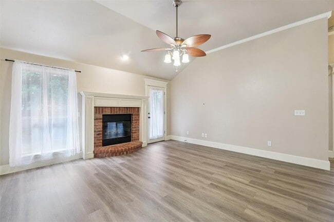 Building Photo - 16413 Village Green Dr