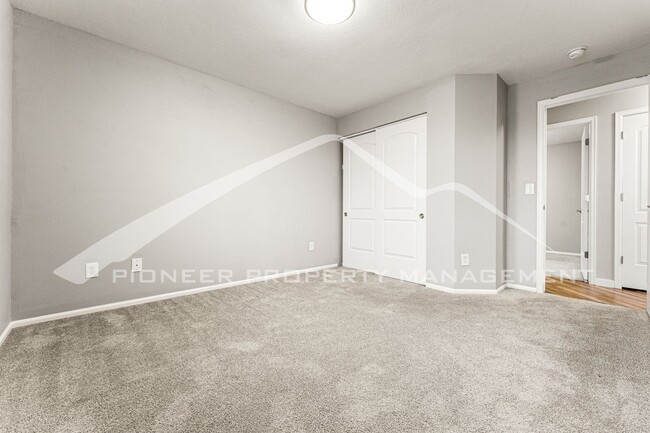 Building Photo - Spacious Home with Central AC & Fenced Yard