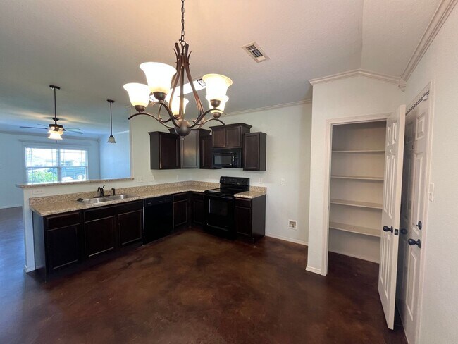 Building Photo - New Listing!