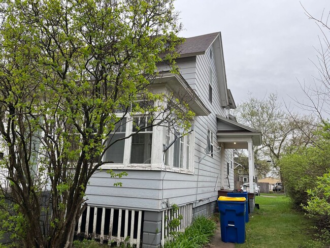 Building Photo - 105 N Polk St