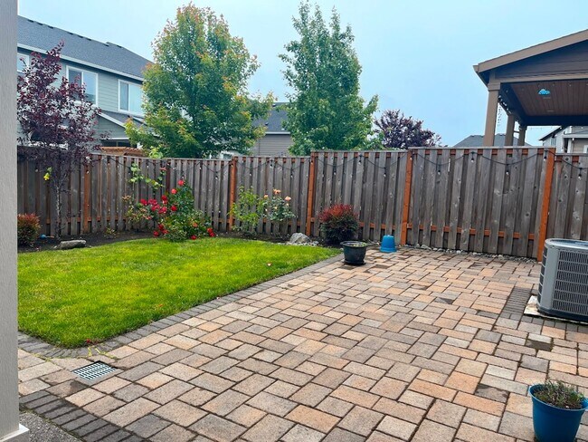 Building Photo - Fabulous 5 BD* 3 BA* + LARGE Bonus Room* S...
