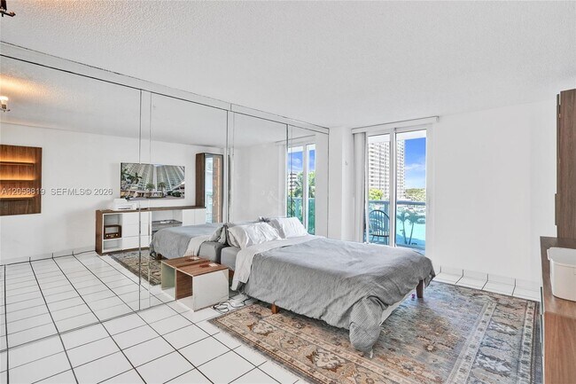 Building Photo - 100 Bayview Dr