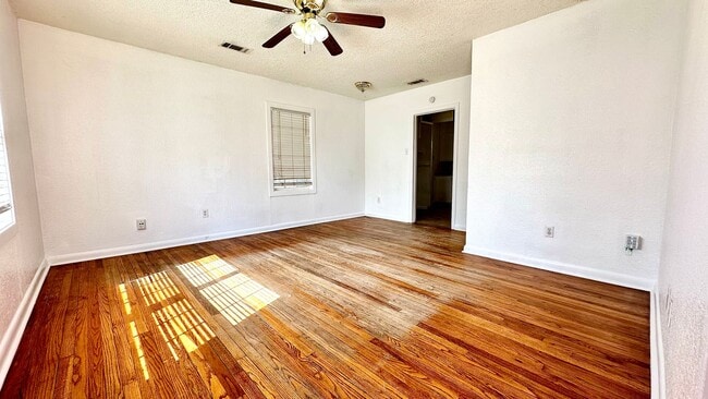 Building Photo - Super Cute 2/1 Just Minutes From Tech and Hospitals!